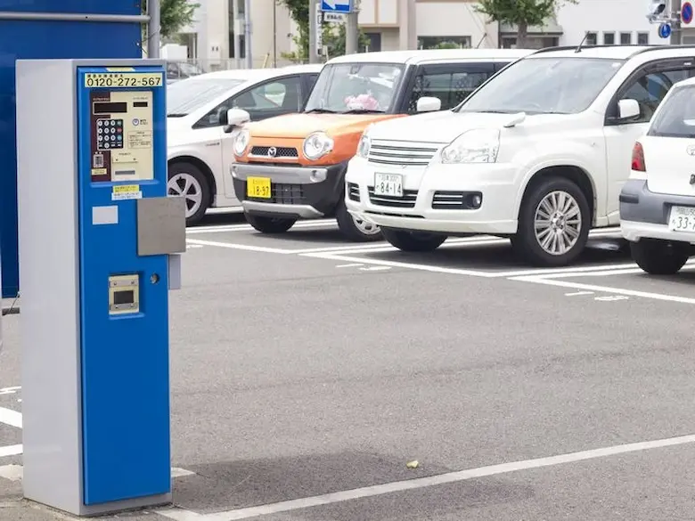 有料駐車場と自動精算機の写真