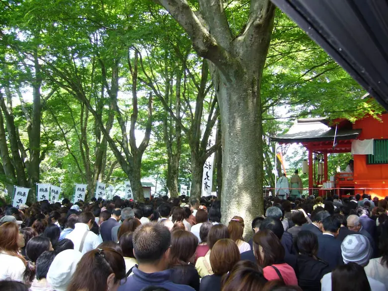 箱根神社月次祭の混雑している写真